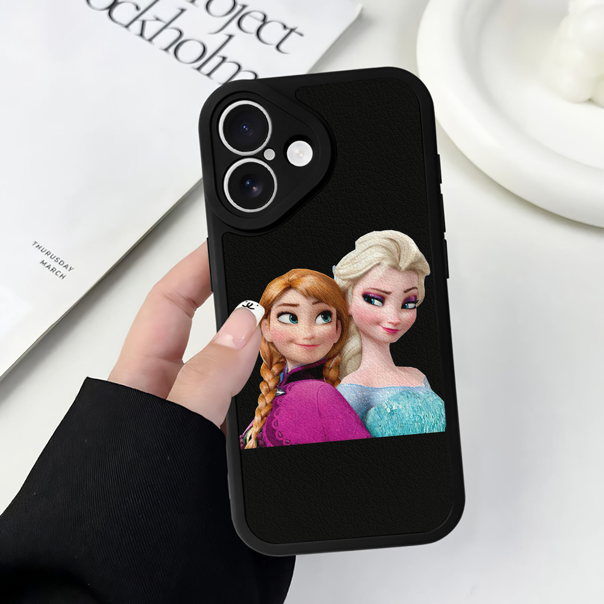 （画像用） アナと雪の女王 アンナ エルサ Frozen Anna Elsa 【iPhone 16シリーズ対応】シリコンスマホケース（レザー調） 材質：シリコン